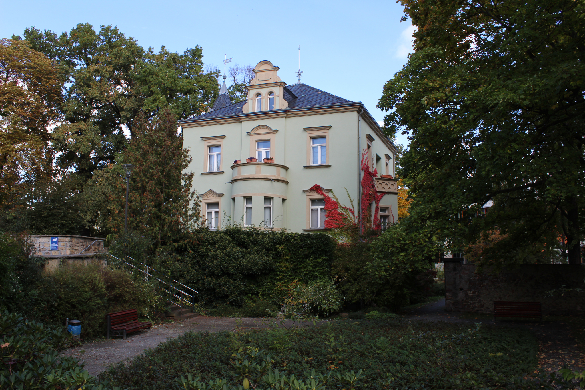 Karrasburg von außen im Herbst, Blick auf Erker